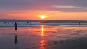 Pantai di sekitar dan pasir putih