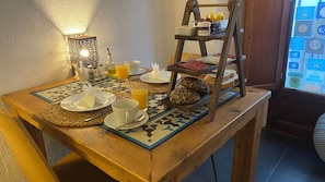 Päivittäinen mannermainen aamiainen (12 EUR per henkilö)