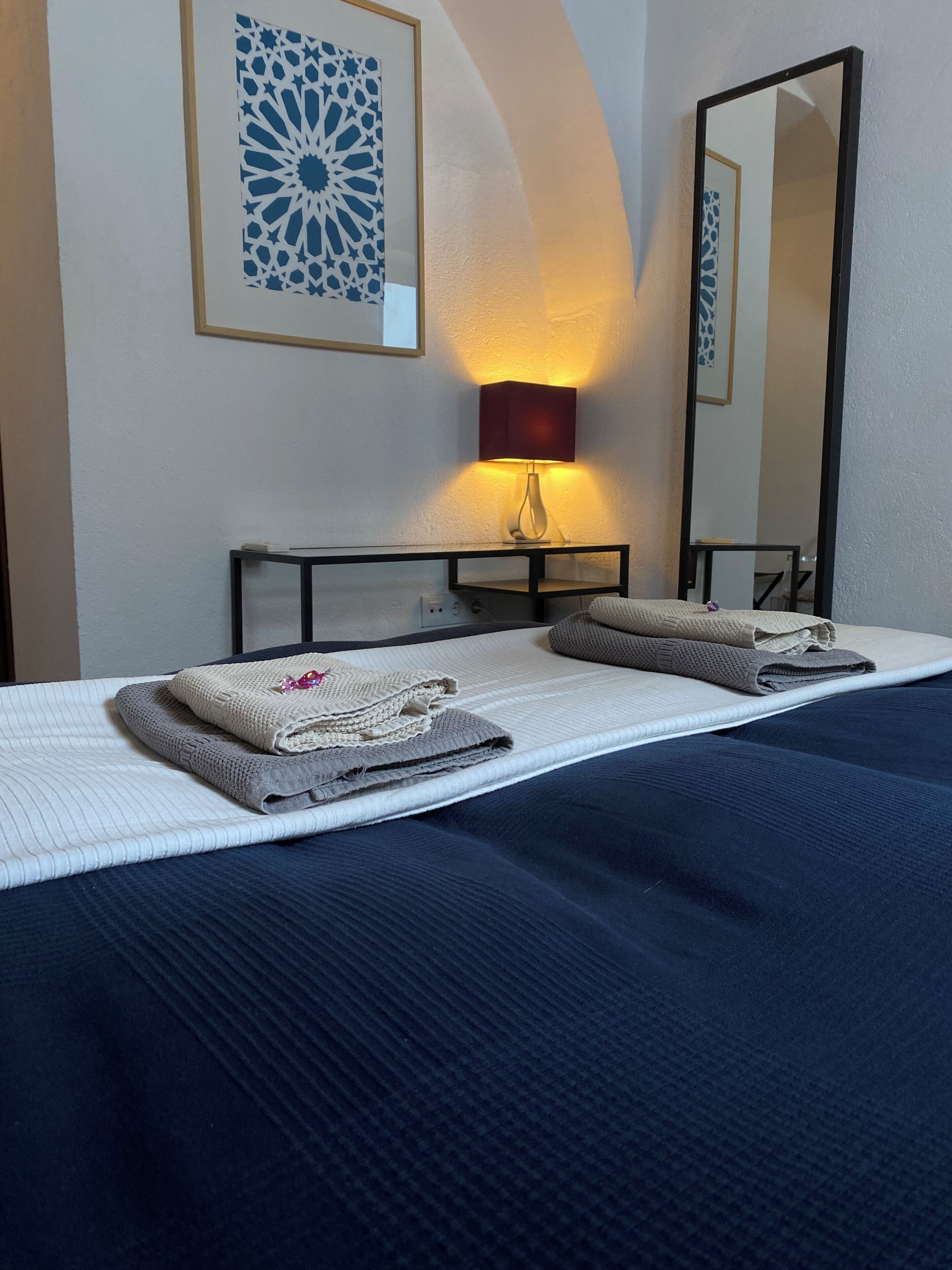 Quarto casal básico | Cofres nos quartos, individualmente decorados