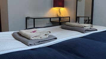 Eenvoudige tweepersoonskamer | Een kluis op de kamer, individueel gedecoreerd, individueel gemeubileerd