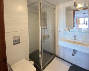 Superior-dobbeltværelse - søudsigt | Badeværelse | Gratis toiletartikler, hårtørrer, håndklæder, Toiletpapir