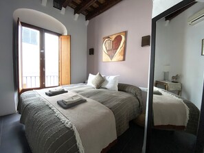 Luxe tweepersoonskamer, 1 queensize bed, balkon, uitzicht op de stad | Een kluis op de kamer, individueel gedecoreerd, individueel gemeubileerd