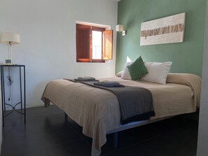 Habitación triple, vistas al lago | Caja fuerte, decoración individual, mobiliario individual