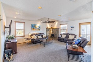Smart TV, fireplace, DVD player, stereo - Oceanside Salvo home with large pool and hot tub (Salvo)