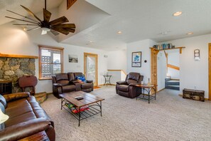 Smart TV, chimenea, reproductor de DVD y estéreo