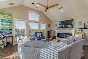 Smart-TV, peis, DVD-spiller og stereoanlegg