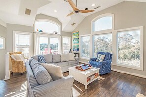 TV connectée, cheminée, lecteur de DVD, chaîne hi-fi