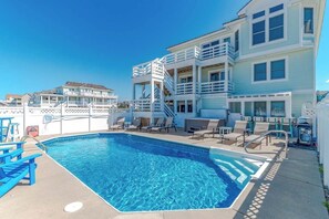 A heated pool - Aqua Palooza 🌊 Semi-Oceanfront 🏖️Pool & Hot Tub 💦 Elevator ⬆️ Pet Friendly🐕 (Nags Head)