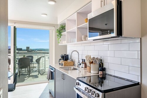 2BR Apt Panoramic Seattle Views | Private Balcony