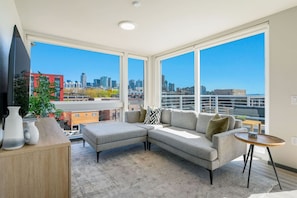 Een smart-tv en een computerscherm