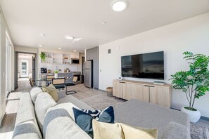 Smart TV, computer monitors - 2BR Apt Panoramic Seattle Views | Private Balcony (Seattle)