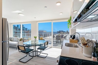 2BR Apt Panoramic Seattle Views | Private Balcony