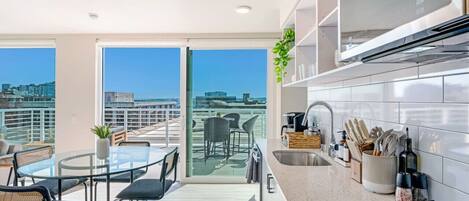 ثلاجة، ميكروويف، فرن، موقد طهي مسطح