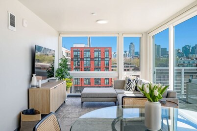 2BR Apt Panoramic Seattle Views | Private Balcony