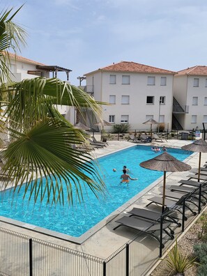 Utendørsbasseng og et oppvarmet basseng