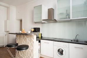 Refrigerador, microondas, placa de cocina, lavavajillas