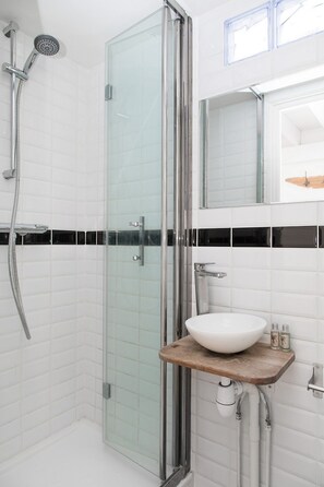 Dusche, Haartrockner, Handtücher