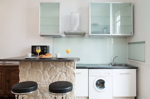 Fridge, microwave, stovetop, dishwasher
