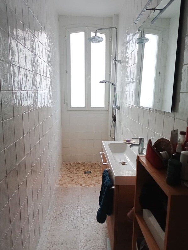 Toallas y papel de baño 