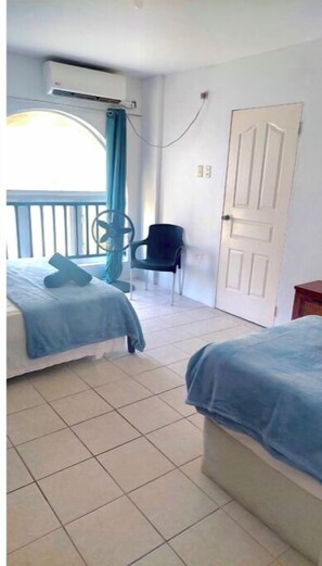 2 habitaciones, tabla de planchar con plancha, wifi y ropa de cama 