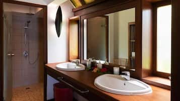 Serviettes fournies, papier toilette
