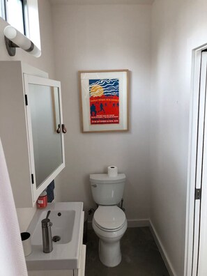 Een haardroger, handdoeken, zeep, toiletpapier
