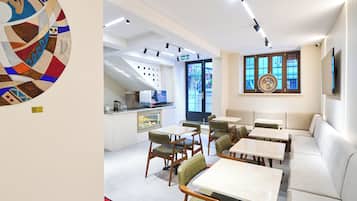 Café da manhã com buffet grátis todos os dias