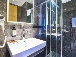 Shower, rainfall showerhead, eco-friendly toiletries, hair dryer - Thank You Hotel Sultanahmet - Special Class (Istanbul)
