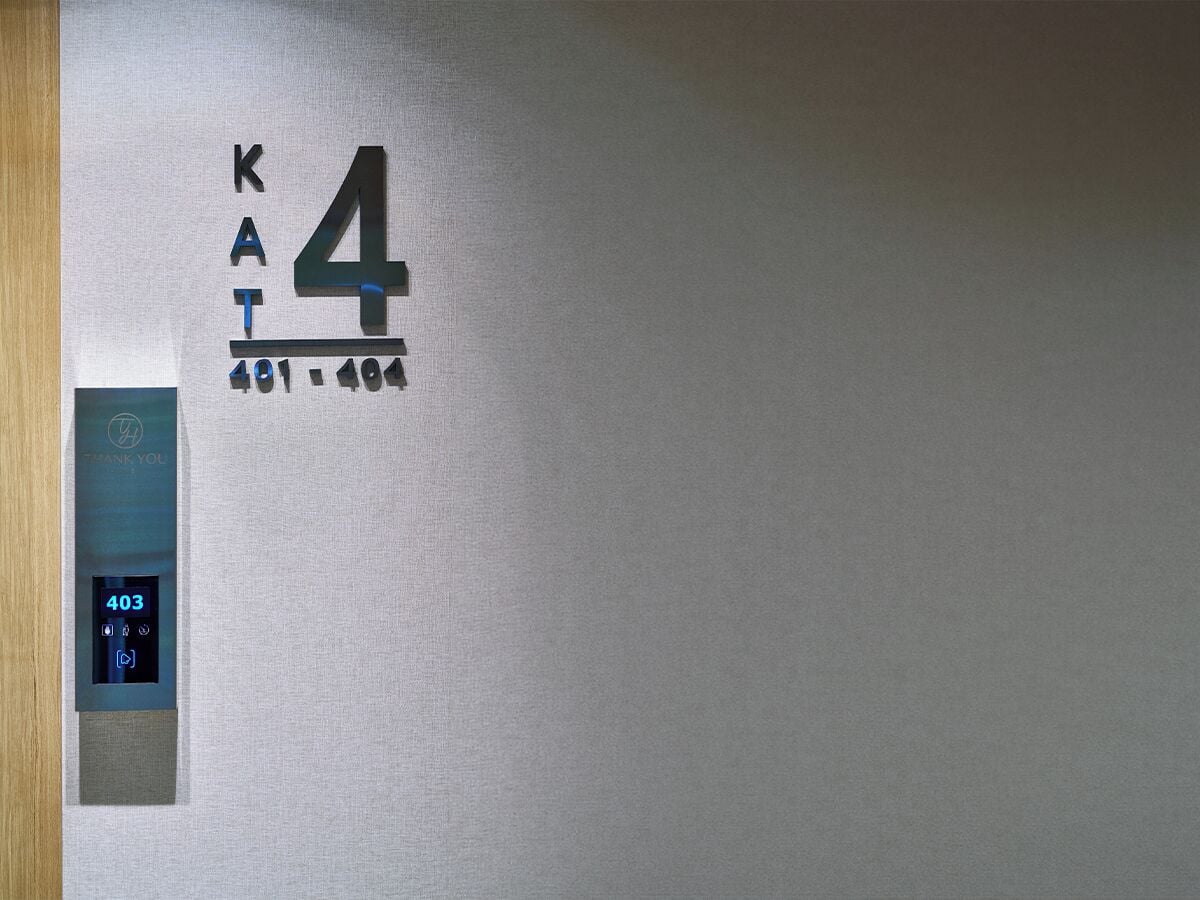 A wall with the number '4' and 'KAT' indicating room number 4. There is a digital display showing '403' and a 'THANK YOU' sign above it.