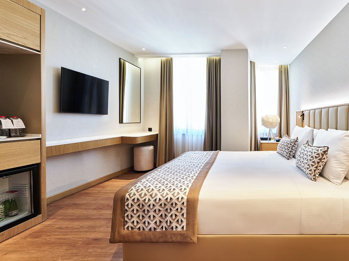 Deluxe Double Room | Minibar, in-room safe, soundproofing, iron/ironing board