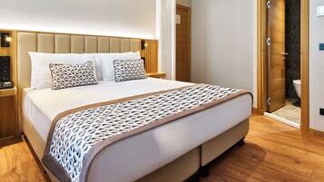 Quarto casal luxo | Frigobar, cofres nos quartos, quartos à prova de som