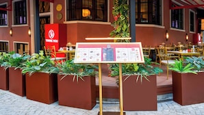 Ein Restaurant mit Speisekarte, Topfpflanzen und einem 'Thank You'-Schild.