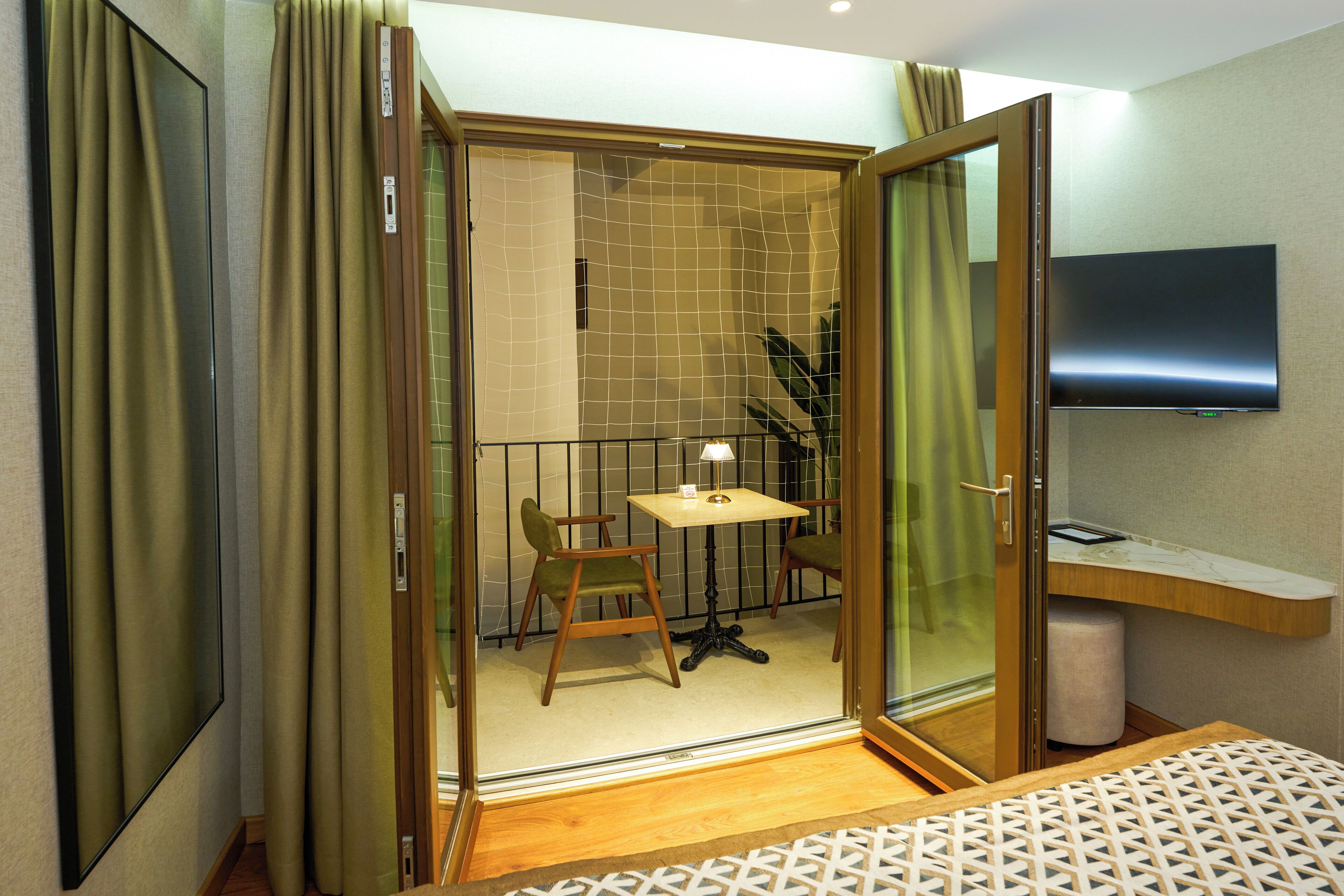 Standard Double with Attrium View | Minibar, caja fuerte, sistema de insonorización