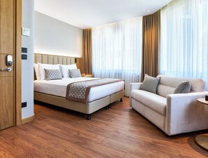Suite, hoek | Een minibar, een kluis op de kamer, geluiddichte muren