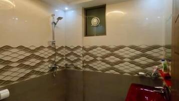 Lägenhet Deluxe | Badrum | Gratis toalettartiklar, hårtork, badrock och tofflor