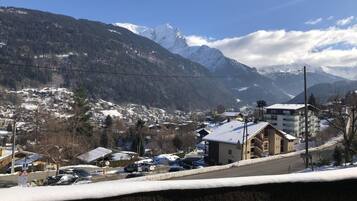 Une ville de montagne enneigée, avec des bâtiments et une route.