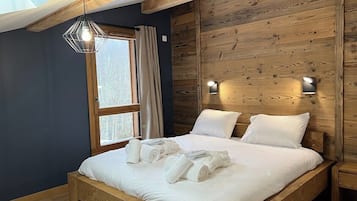 4 bedrooms, iron/ironing board, Internet, bed sheets