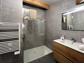 Shower, hair dryer, towels - MARIE DES NEIGES | LES GETS | Stylish duplex 8 p (Les Gets)