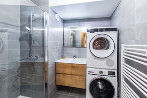 Haartrockner, Handtücher, Seife, Toilettenpapier