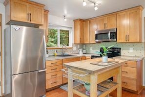 Fridge, microwave, oven, stovetop - Evergreen Cabin- serene getaway close to mountain biking, hiking & skiing (Bellingham)