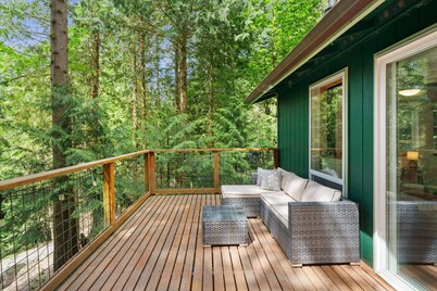 Evergreen Cabin- serene getaway close to mountain biking, hiking & skiing