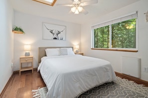 2 bedrooms, WiFi, bed sheets - Evergreen Cabin- serene getaway close to mountain biking, hiking & skiing (Bellingham)