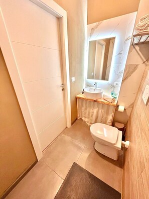 Doppelzimmer, eigenes Bad, Stadtblick (1) | Badezimmer | Dusche, Regendusche, Haartrockner, Fußbodenheizung (Badezimmer)