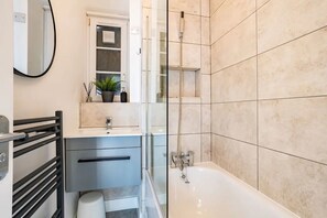 Secador de cabelo, toalhas de banho, sabonete, shampoo