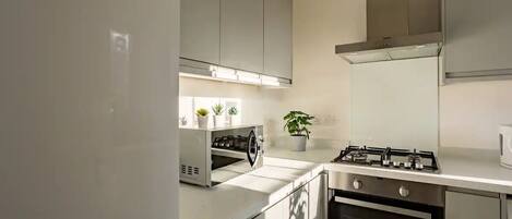 Fridge, microwave, oven, stovetop