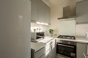Fridge, microwave, oven, stovetop - Lovely 3 Bed Flat in London (London)