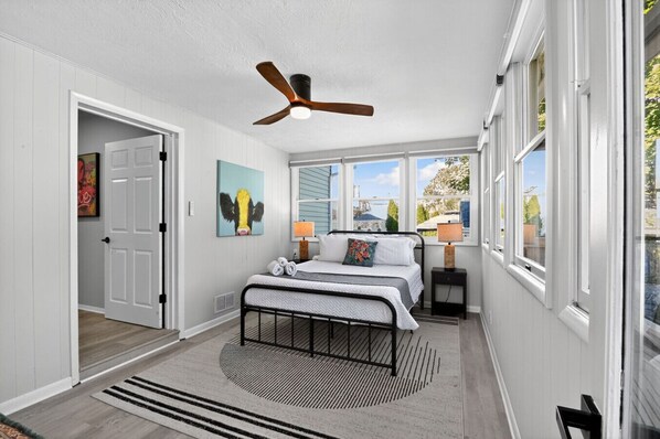 4 bedrooms, desk, iron/ironing board, travel crib