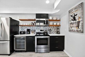 Réfrigérateur, micro-ondes, four, plaque de cuisson