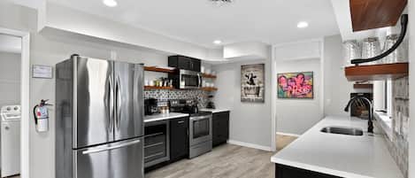 Réfrigérateur, micro-ondes, four, plaque de cuisson