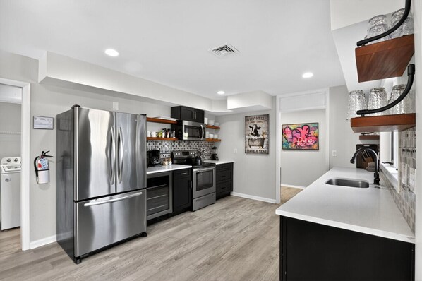 Køleskab, mikrobølgeovn, ovn, kogeplade